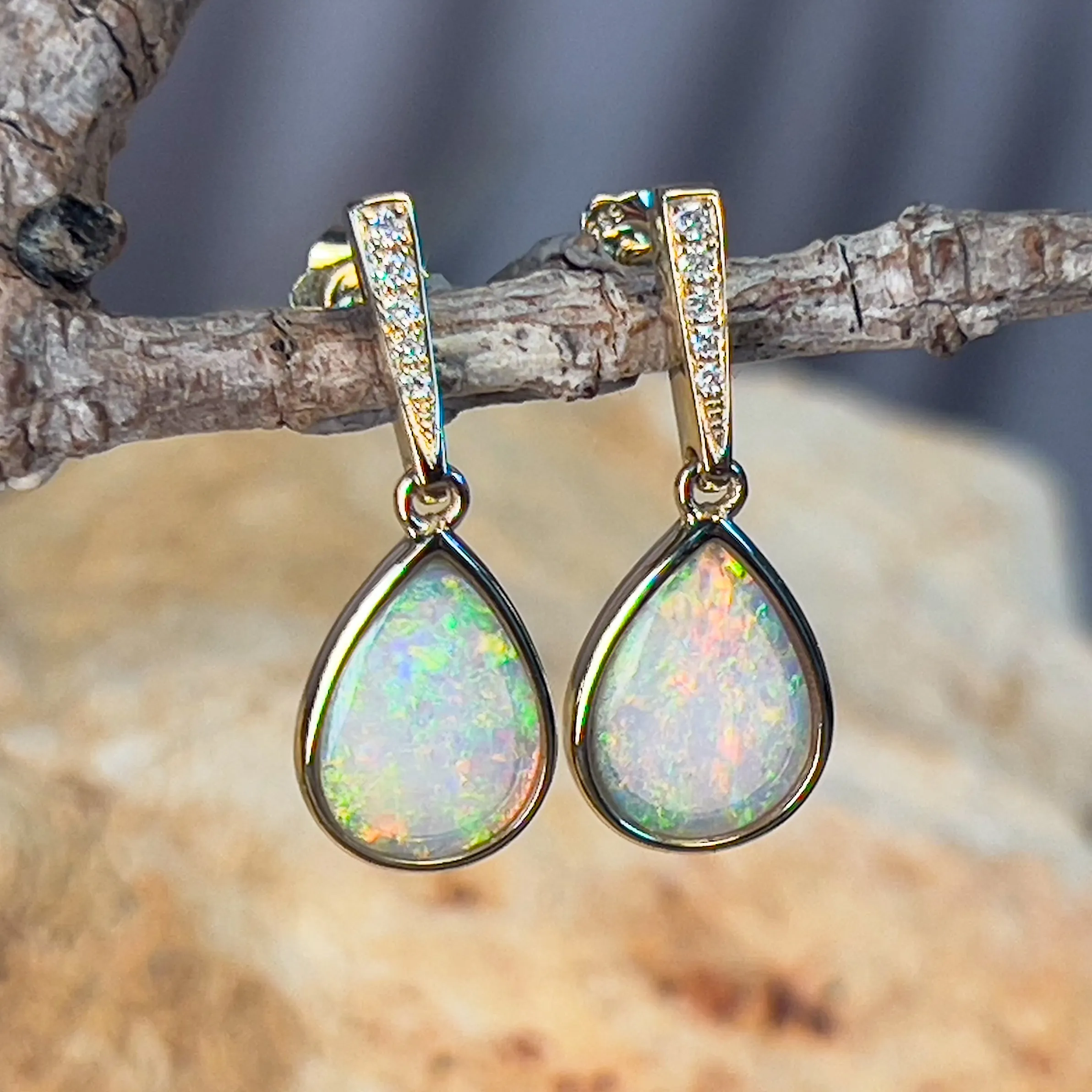 14kt Yellow Gold dangling Pear shape Crystal Opals 0.88ct earrings