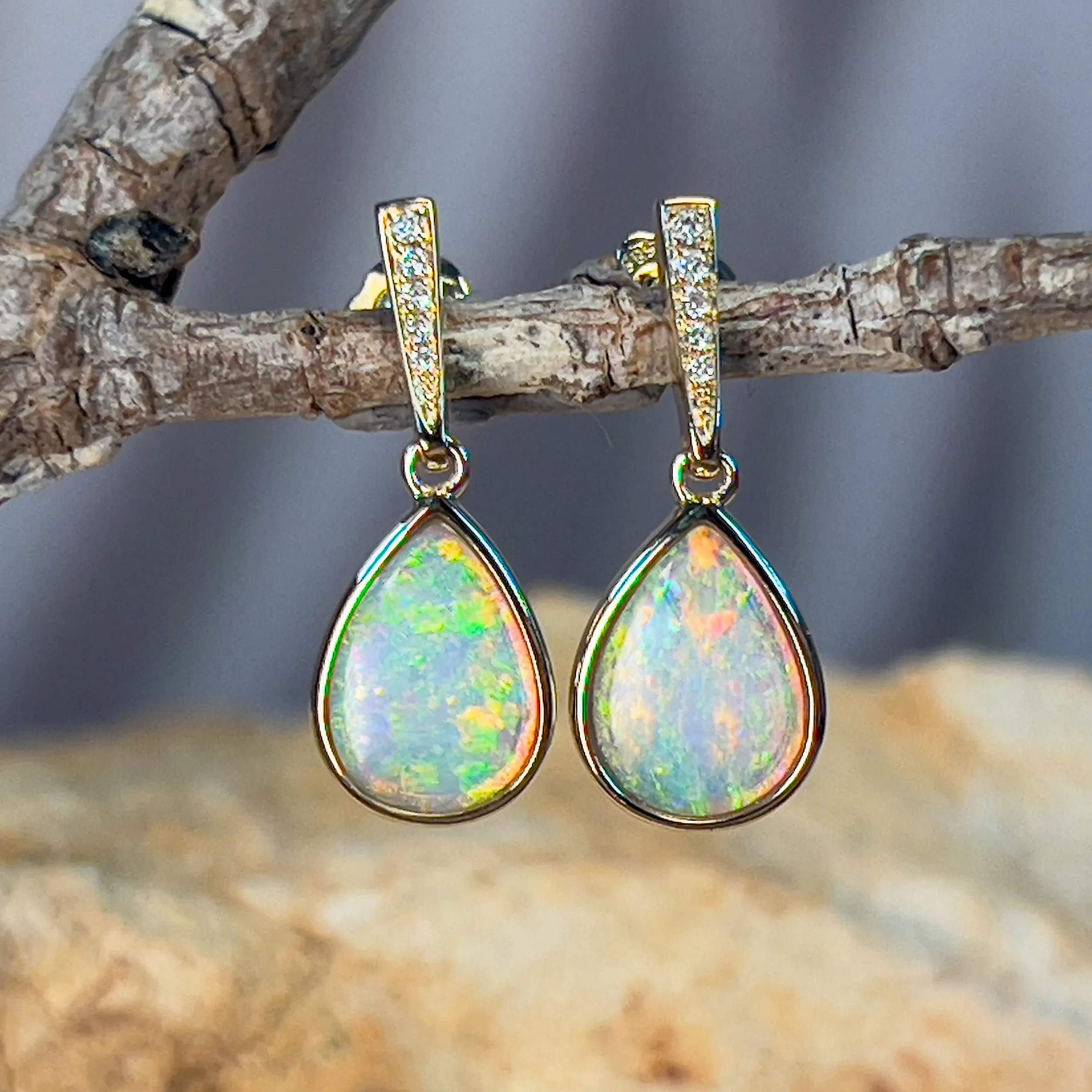 14kt Yellow Gold dangling Pear shape Crystal Opals 0.88ct earrings