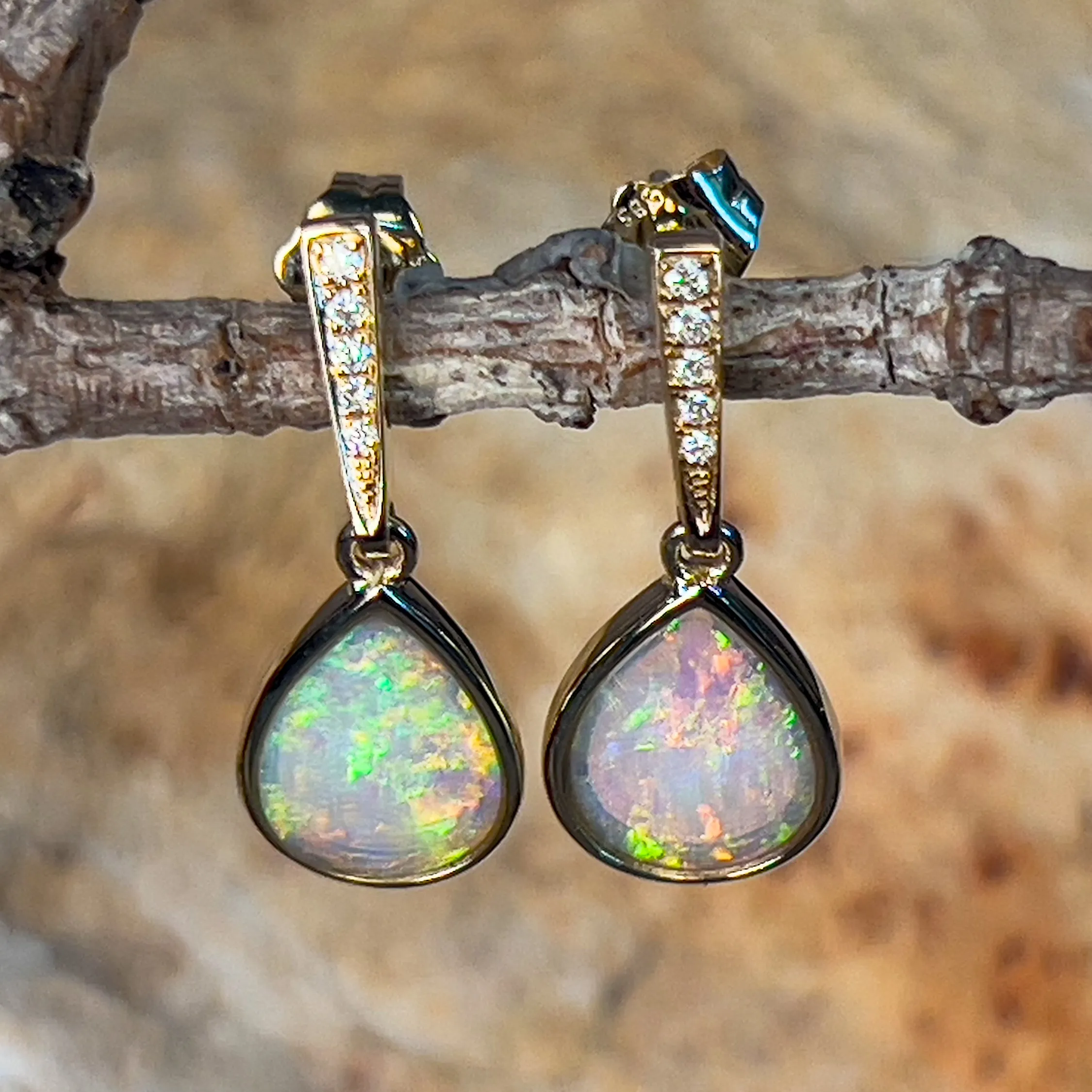 14kt Yellow Gold dangling Pear shape Crystal Opals 0.88ct earrings