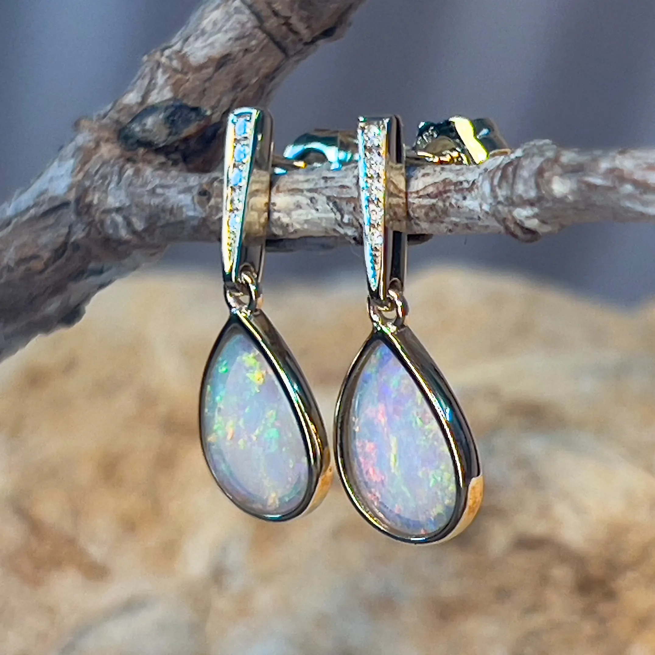 14kt Yellow Gold dangling Pear shape Crystal Opals 0.88ct earrings